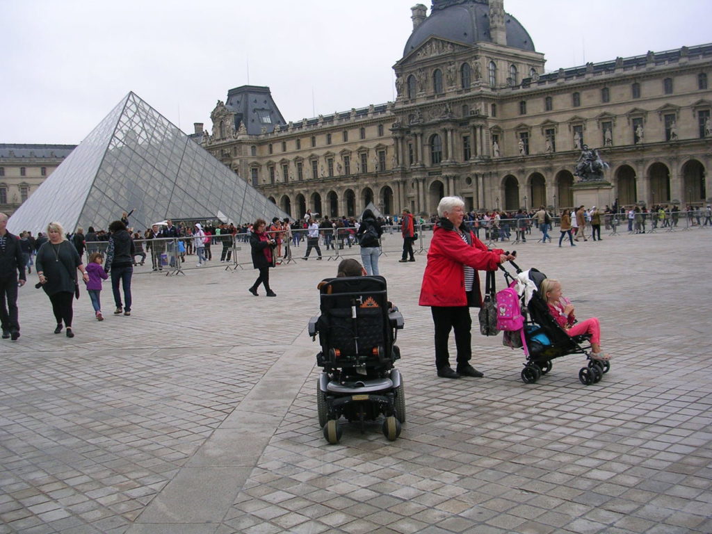 Παρίσι + Πυραμίδα = Λούβρο