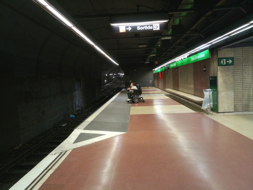 Η υπερυψωμένη πλατφόρμα στην αποβάθρα του μετρό