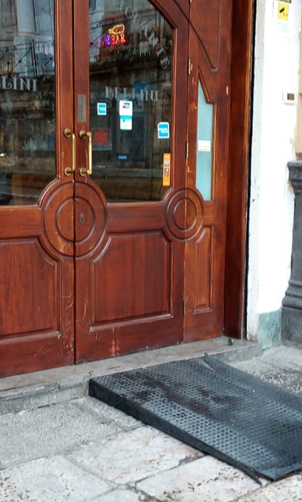 Η ράμπα έξω από το μαγαζί Antica Pizzeria Bellini για τη διευκόλυνση εισόδου ατόμων χρηστών αμαξιδίου