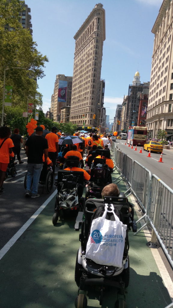 Το Disability Pride Parade τη στιγμή που περνάει μπροστά από το Flatiron Building