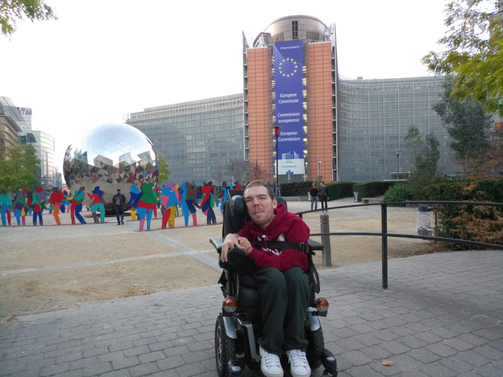 Εγώ στις Βρυξέλλες μπροστά στο κτήριο της Κομισιόν