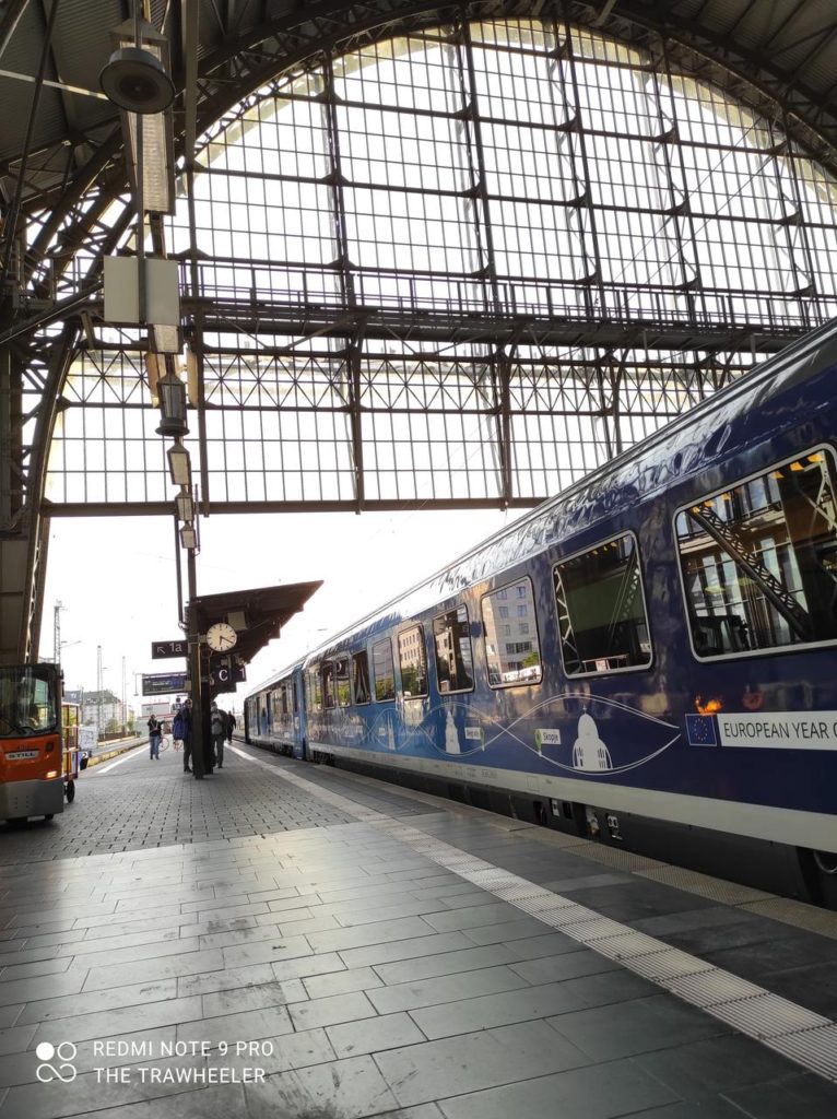 Το Connecting Europe Express στον σταθμό της Φρανκφούρτης