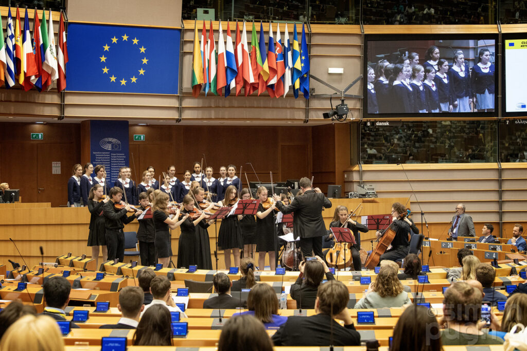 Η ορχήστρα που παίζει στο Ευρωκοινοβούλιο. Η φωτογραφία είναι από το Simon Pugh Photography