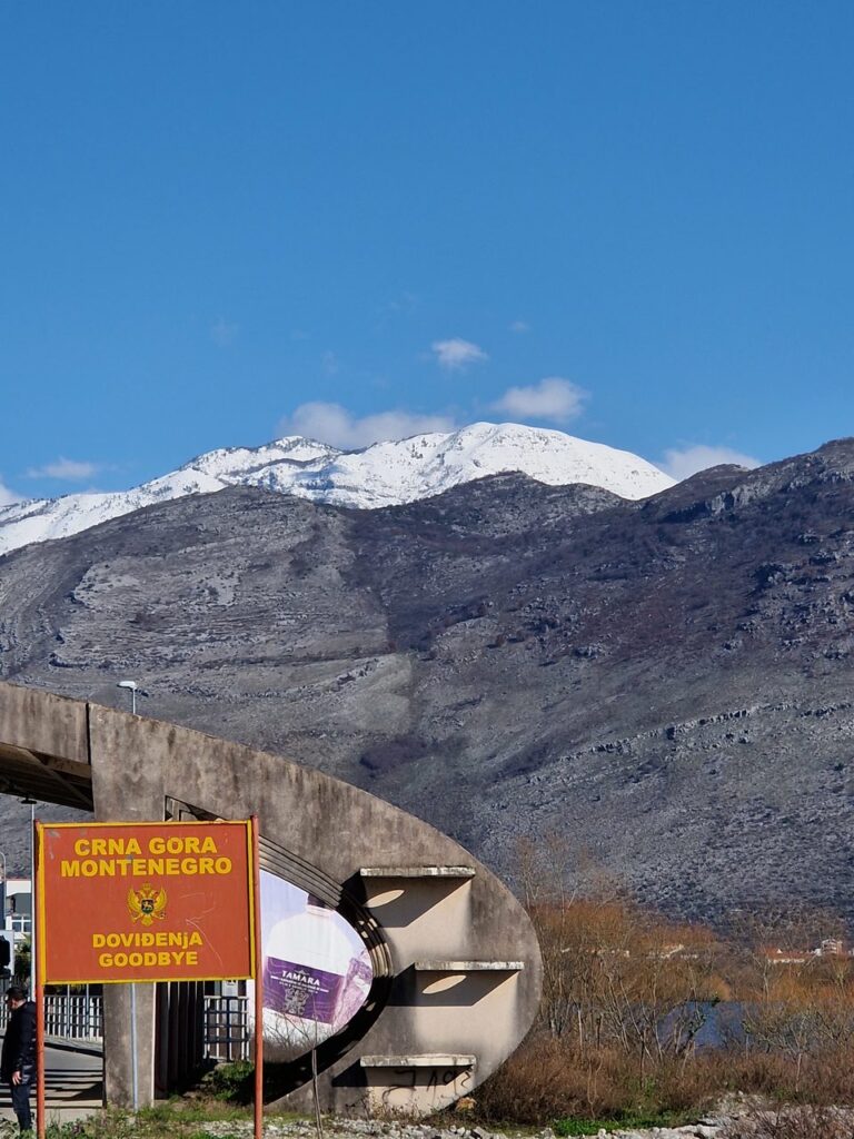 Στα σύνορα Μαυροβουνίου - Αλβανίας, βλέπουμε χιονισμένα βουνά στο βάθος