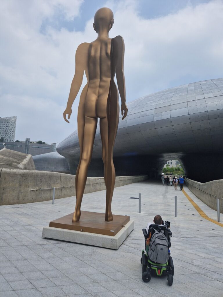 Στο φουτουριστικό Dongdaemun Design Plaza